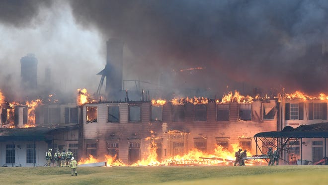 El Oakland Hills Country Club se incendió, destrozando el club.
