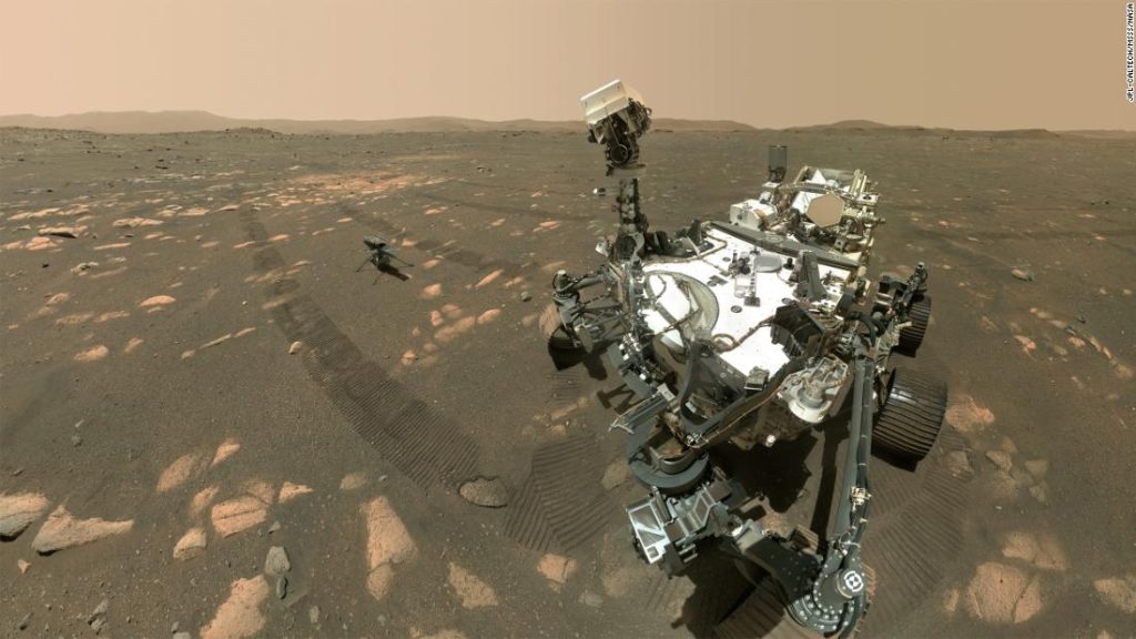 Un año después de aterrizar en Marte, el persistente rover ha fijado su mirada en un nuevo e intrigante objetivo.