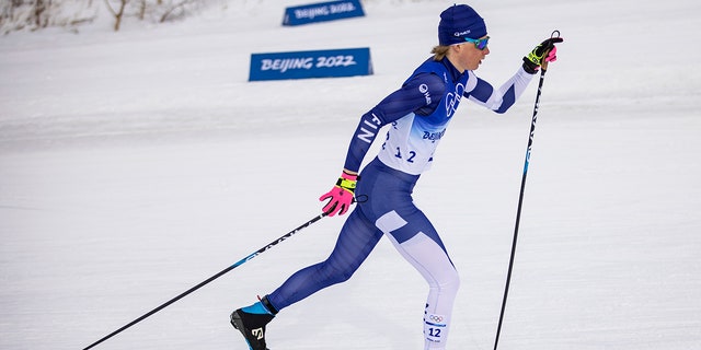 Remi Lindholm de Finlandia compite durante los 15 km de esquí de fondo clásico masculino durante los Juegos Olímpicos de Invierno de Beijing 2022 en el Centro Nacional de Esquí de Fondo el 11 de febrero de 2022 en Zhangjiakou, China.  (Foto de Tom Wheeler/VOIGT/DeFodi Images vía Getty Images)