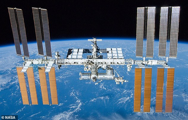 La Estación Espacial Internacional (ISS, en la foto), que mide 357,5 pies de ancho y 239,4 pies de largo, completa una órbita completa alrededor de la Tierra una vez cada 90 minutos.