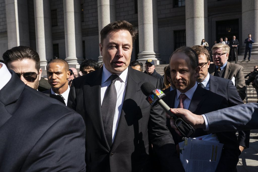 Después de que el CEO de Tesla, Elon Musk, reclama una "investigación implacable", la SEC da marcha atrás.