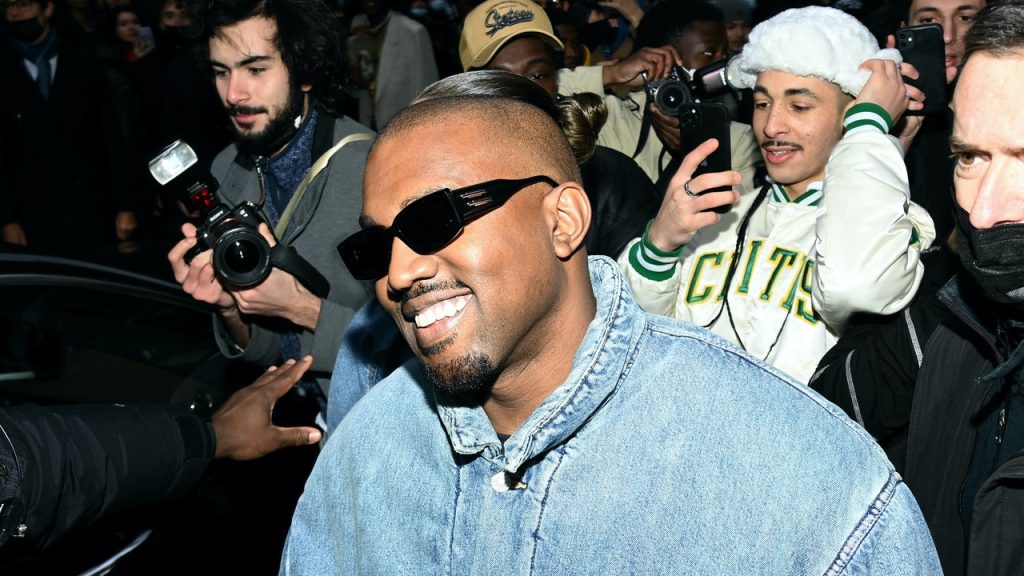 Mira a Kanye West estrenar nuevo álbum Donda 2 en Miami Event Livestream