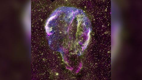 Se muestra una imagen de radio (púrpura), ultravioleta (amarillo) y rayos X (azul) del remanente de supernova de la Vía Láctea. 