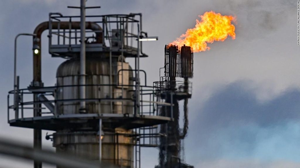 Los precios del petróleo suben por encima de los 110 dólares a medida que aumentan los temores de Rusia