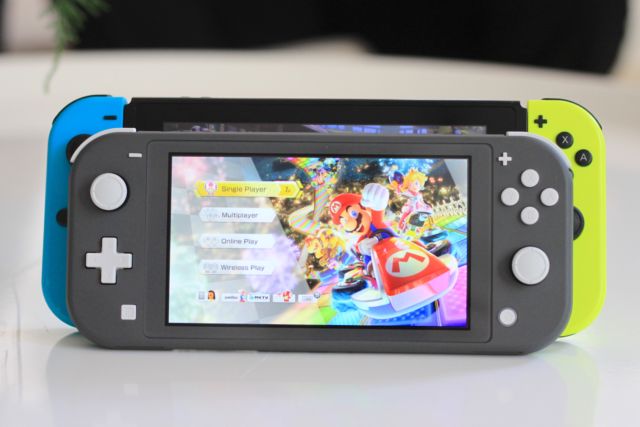 El Nintendo Switch Lite es tan poderoso como el Switch estándar y el OLED Switch, pero es menos costoso y más compacto.  La desventaja es que no se puede acoplar para jugar en un televisor o pantalla más grande.