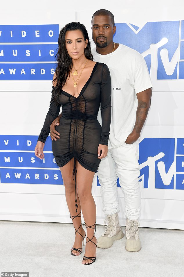 Legalmente soltera: Kim solicitó el divorcio de Kanye el año pasado y obtuvo su solicitud para que su matrimonio fuera declarado legal con la aprobación de un juez el miércoles pasado;  Kim y Kanye fotografiados en 2016