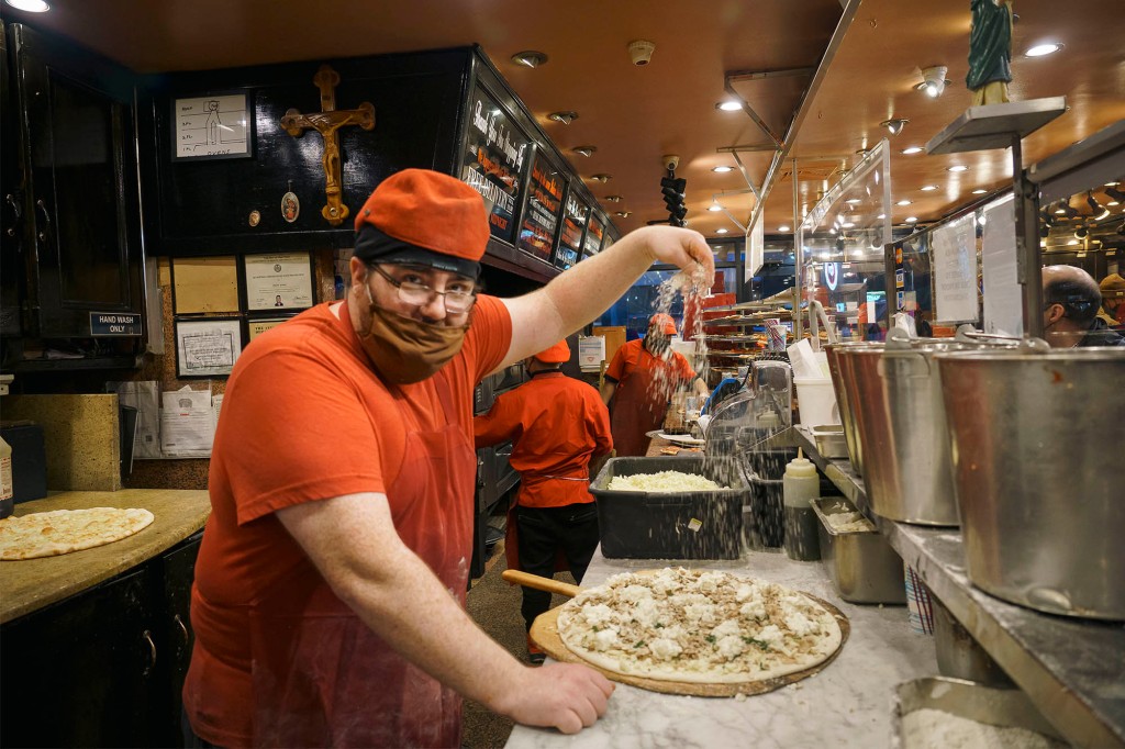 Nicholas Satchel, el fabricante de Pizza Supreme en Nueva York, ha visto una oleada de trabajadores de oficina que regresan durante las pausas para el almuerzo en Midtown.