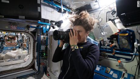 La astronauta de la NASA Kayla Barron toma una imagen de la ubicación de la muestra en el Módulo Nodo 2 de EE. UU. (Harmony) en la Estación Espacial Internacional para el Experimento de Investigación de Recolección de Ángulo Cuádruple el 15 de enero.