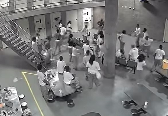 En 2018, estalló una pelea violenta en el comedor cuando decenas de reclusos comenzaron una feroz pelea al pie de las escaleras.