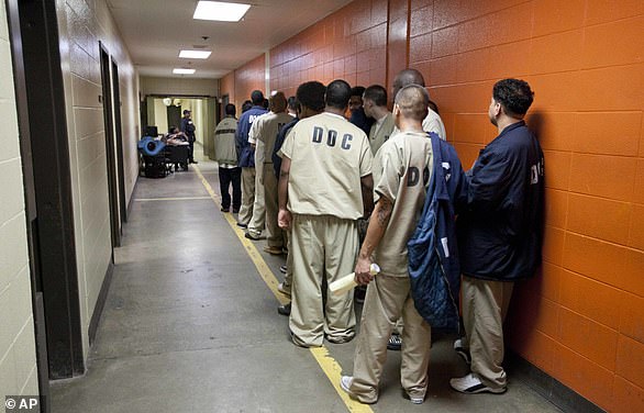 En esta foto de archivo del 29 de septiembre de 2011, los reclusos hacen cola en la cárcel del condado de Cook en Chicago para ser procesados ​​y liberados.
