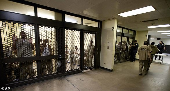 En esta foto de archivo del 29 de septiembre de 2011, los reclusos de la cárcel del condado de Cook en Chicago esperan ser procesados ​​para su liberación.  Josie tendrá que cumplir al menos la mitad de su condena de 150 días