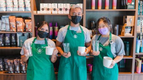 Starbucks quiere que todos los clientes puedan usar vasos y tazones reutilizables en sus tiendas. 