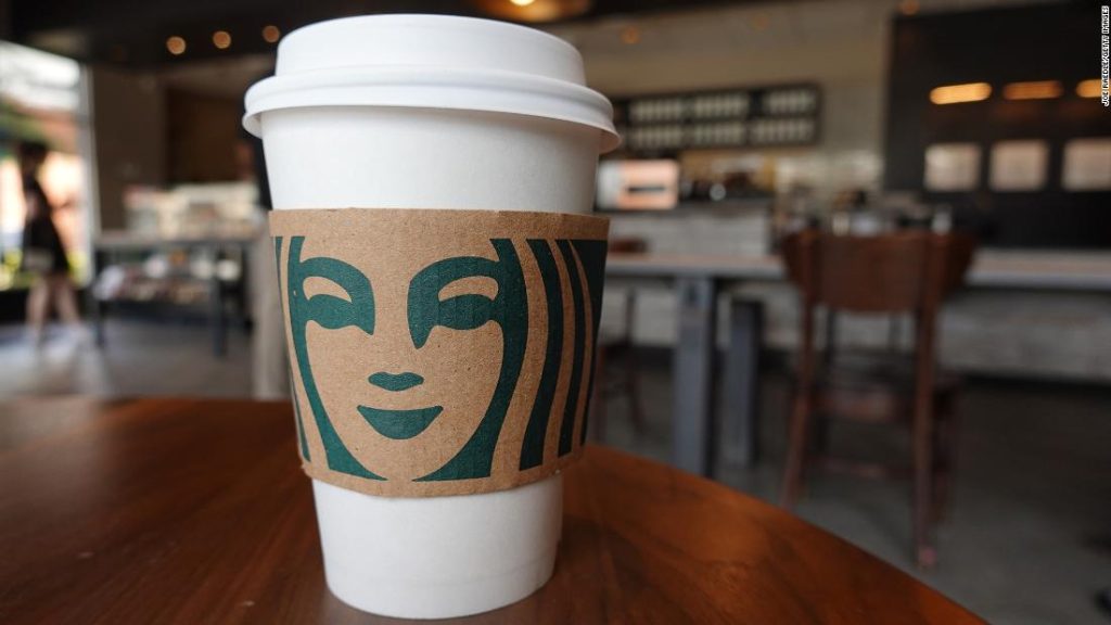 Starbucks planea eliminar gradualmente sus vasos premium