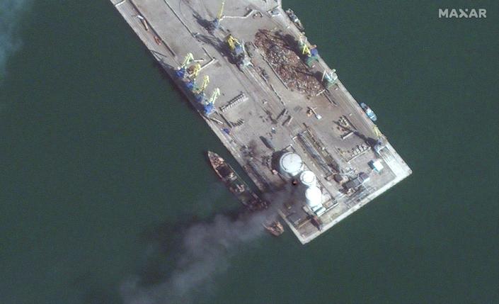Las imágenes de satélite muestran un buque de guerra anfibio ruso en llamas en el puerto de Berdyansk después de ser alcanzado por las fuerzas ucranianas en Match 24.