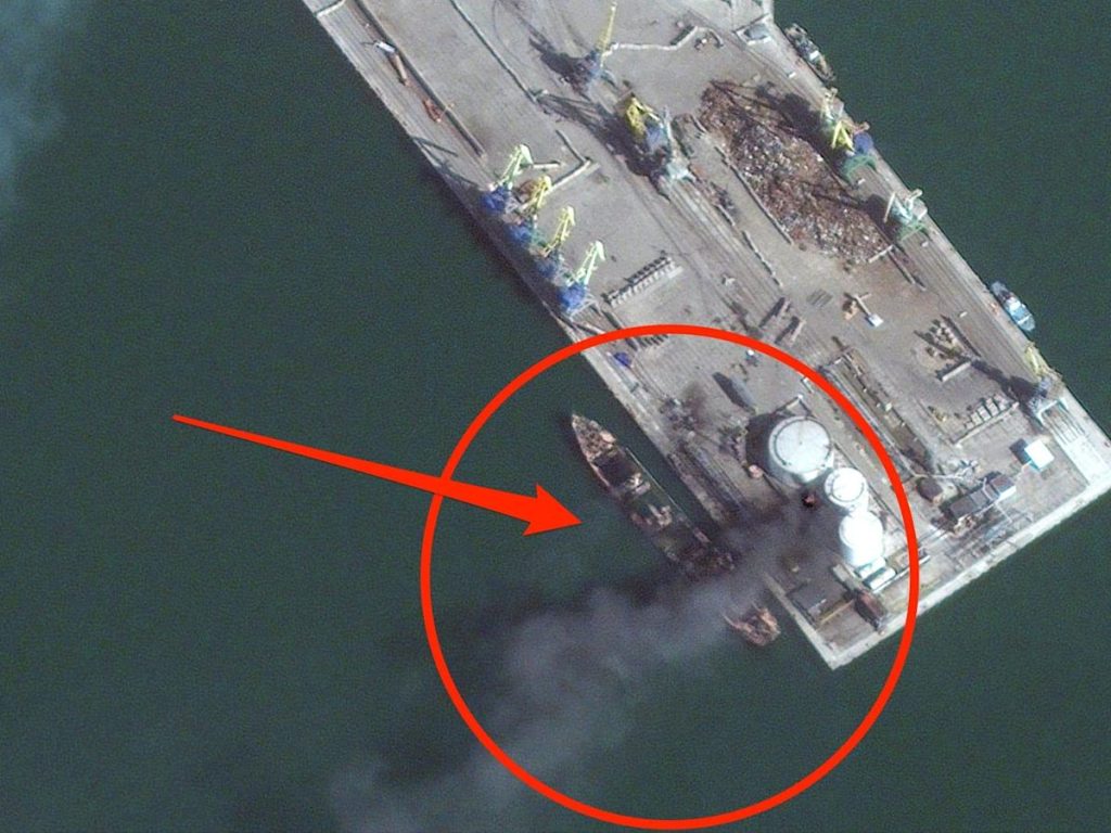 Las imágenes de satélite muestran que el barco de desembarco ruso fue destruido por las fuerzas ucranianas mientras intentaba transportar suministros militares a Mariupol.
