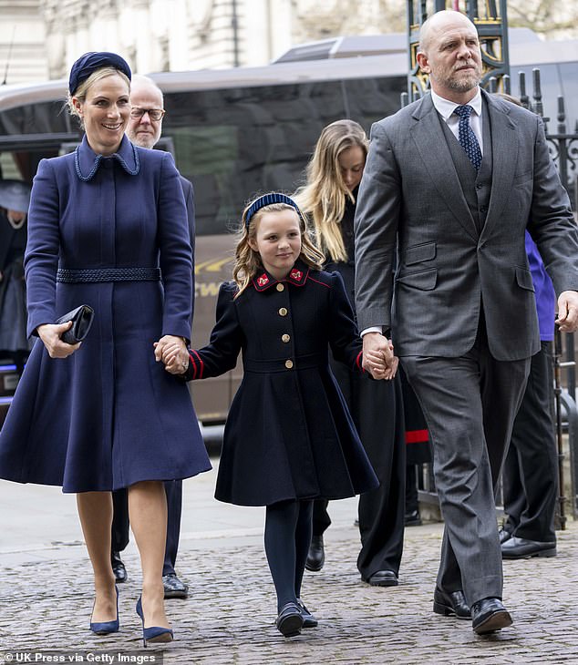 Zara y Mike Tindall caminan con su hija Mia, de ocho años, a la Abadía de Westminster para el Prince Philip Memorial, vistiendo el abrigo militar Mia Navy de £ 79