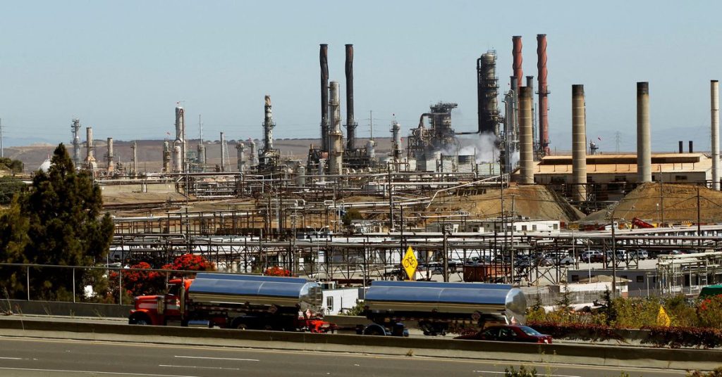Chevron retira a los trabajadores sindicalizados de la refinería de California antes de la huelga