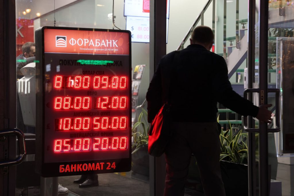 El Banco Central de Rusia impone controles a las compras de dólares