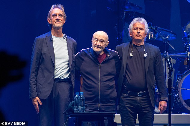 Aplausos: Phil Collins se despidió con emoción de los fanáticos de Genesis junto con sus compañeros de banda Mike Rutherford (izquierda) y Tony Banks (derecha) en Londres el sábado, donde la popular banda realizó su último concierto.
