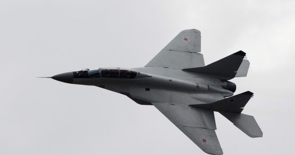 Estados Unidos trabaja con Polonia en un acuerdo para enviar aviones de combate a Ucrania