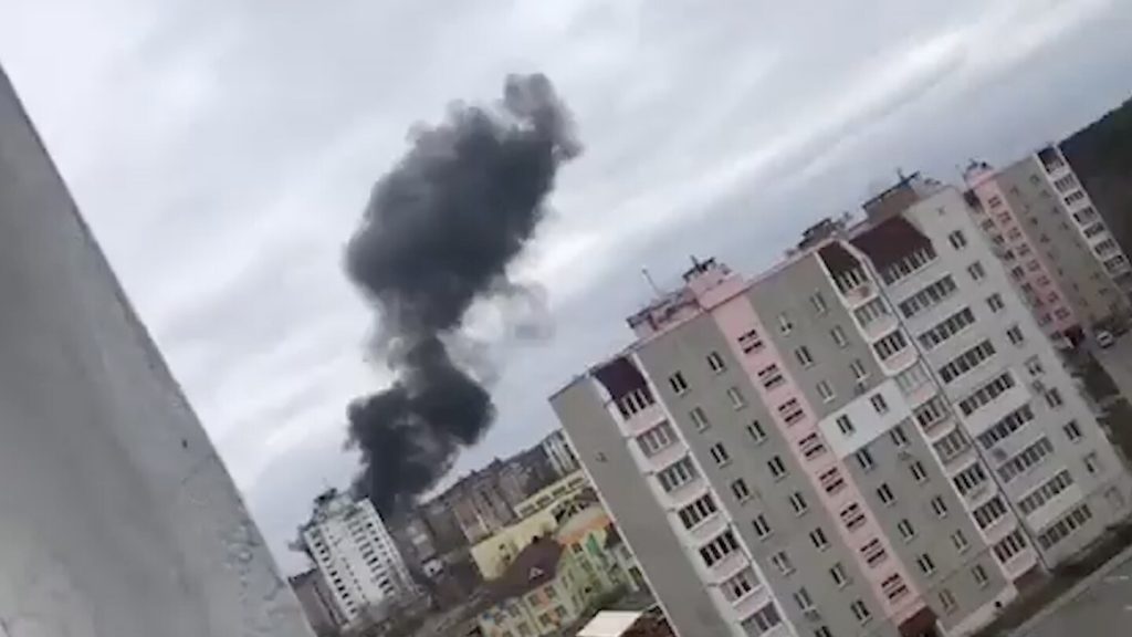 Funcionarios ucranianos dicen que un video muestra el derribo de un avión de combate ruso sobre Chernihiv