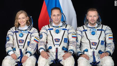 El equipo ruso envuelve una película pionera en el espacio y regresa a salvo a la Tierra