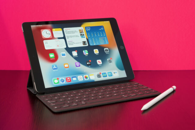 El Smart Keyboard de $159 y el Apple Pencil de $99 suman bastante al precio inicial de $329 del iPad, pero te ayudan a obtener un poco más de productividad de la tableta.