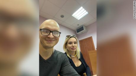 Una foto que muestra a Marina Ovsianikova y uno de sus abogados, Anton Gachinsky, fue publicada en Telegram el martes.