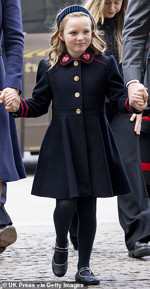 Mia Tindall, de 8 años, se veía elegante con un abrigo monzónico azul marino cuando llegó al servicio conmemorativo de su bisabuelo, el príncipe Felipe.
