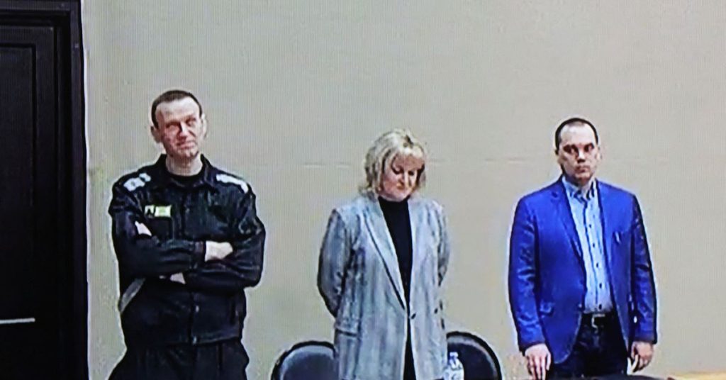 Navalny, crítico del Kremlin, sentenciado a nueve años de prisión, abogados arrestados
