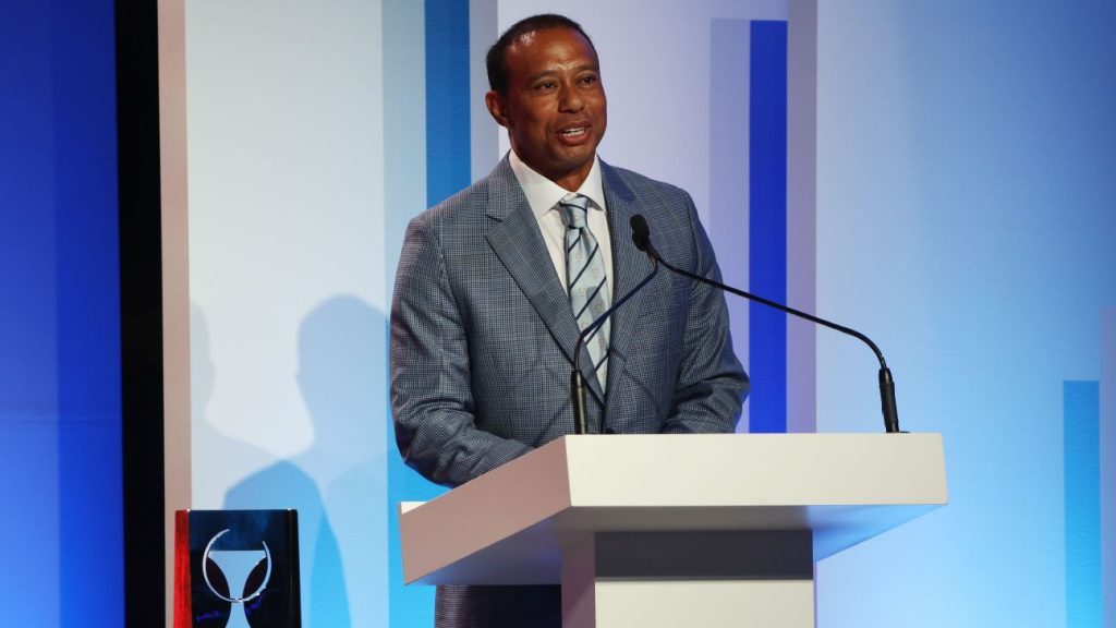 Tiger Woods recuerda el pasado, agradece a la familia en el discurso de inducción al Salón de la Fama del Golf Mundial