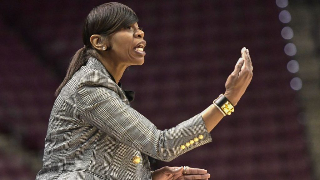 Tina Thompson fue despedida después de cuatro temporadas como entrenadora de baloncesto femenino de Virginia