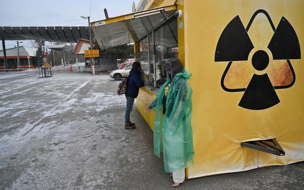 Ucrania dice que los incendios forestales cerca de la planta nuclear de Chernobyl controlada por Rusia están aumentando los temores de radiación