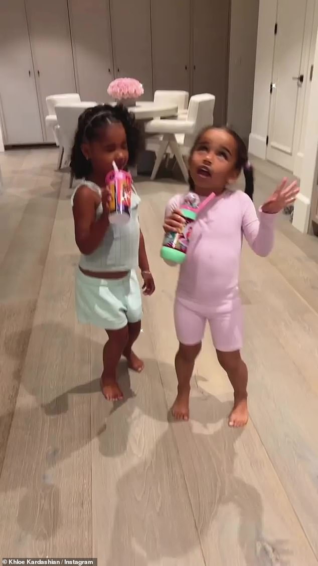 MEJORES AMIGOS: Las niñas cantaron maravillosamente con la canción Aqua's de Barbie Girl de 1997, usando sus tazas rosas y verdes como micrófonos mientras se movían en el comedor.