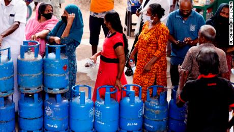 Los habitantes de Sri Lanka pasan la mayor parte del día esperando combustible y gasolina a medida que se profundiza la crisis económica del país.  