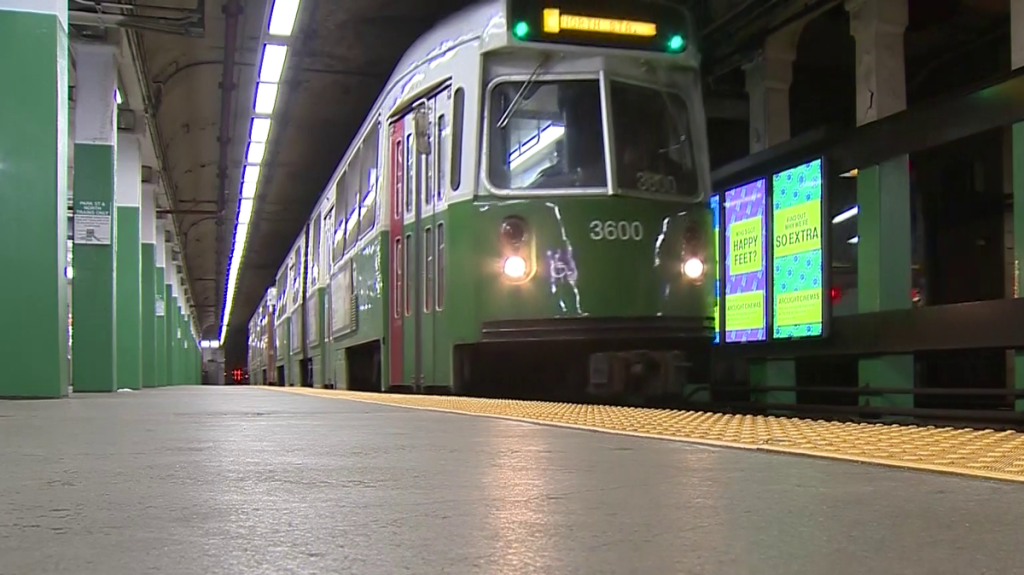 MBTA reanuda el servicio de Green Line dos semanas después del colapso del garaje