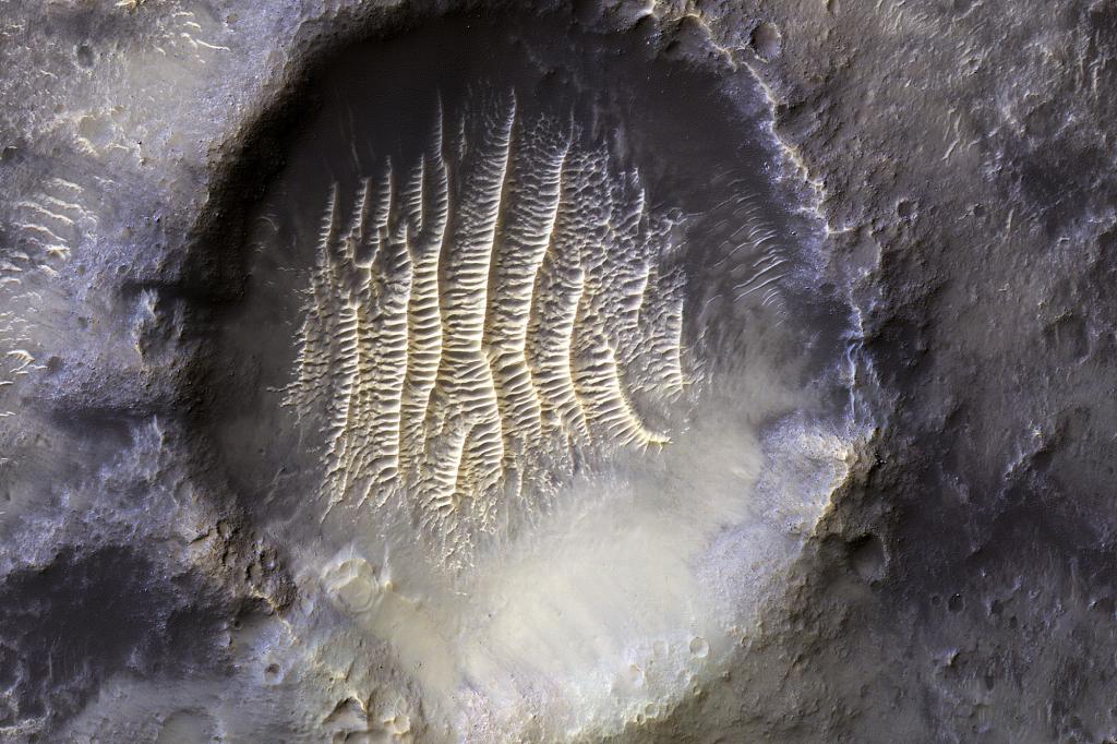 La NASA revela una impresionante imagen del aterrador cráter de Marte con un significado oculto