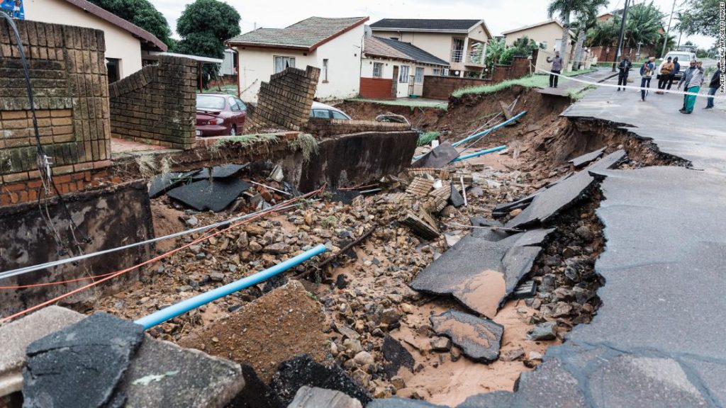 Inundaciones en Sudáfrica mataron a 259 personas y destruyeron carreteras