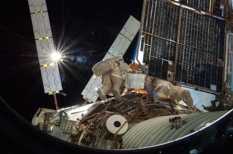 Cosmonautas Oleg Artemyev y Alexander Skvortsov Spacewalk 2014