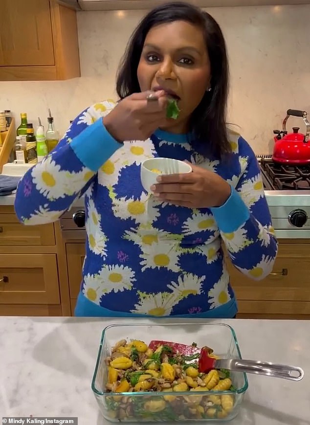 Deliciosos: Mindy recientemente obsequió a sus fanáticos con un video de Instagram de sí misma haciendo ñoquis de hoja y compartiendo su receta.