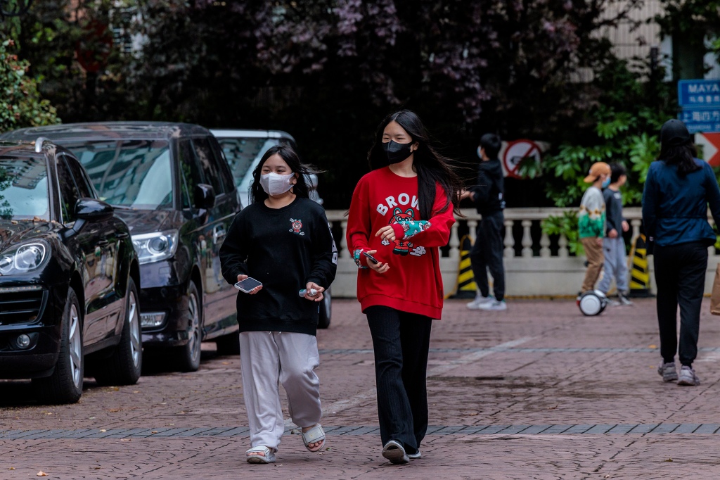 La gente camina por una comunidad residencial bajo encierro en Shanghái, China, el 23 de abril de 2022.
