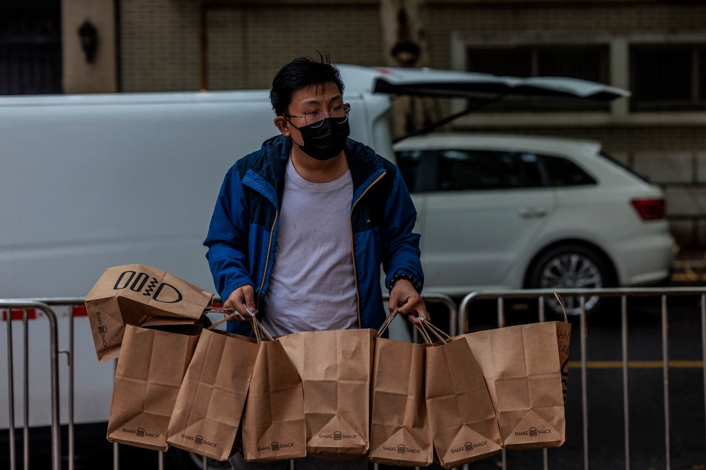 Un repartidor lleva comida a una comunidad residencial cerrada en Shanghái, China, el 23 de abril de 2022.