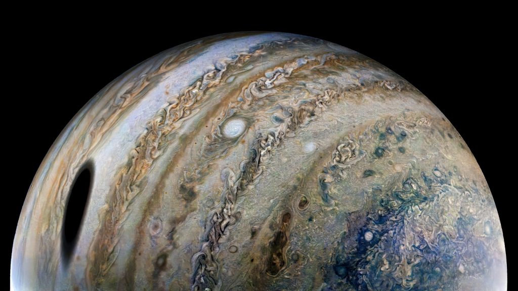 Ganímedes proyecta una sombra masiva sobre Júpiter en una nueva e impresionante imagen de la nave espacial Juno de la NASA.