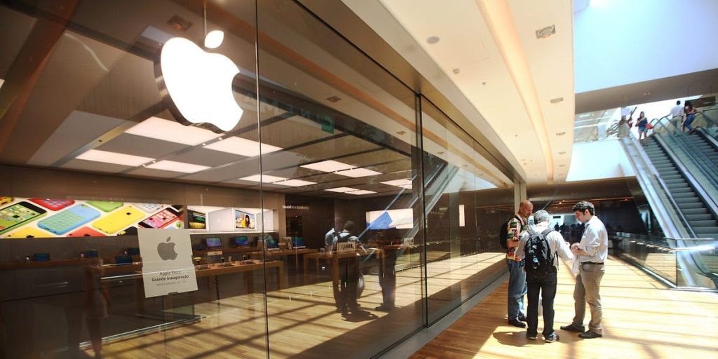 Apple debe pagarle al hombre más de $1,000 por no vender el cargador con el iPhone