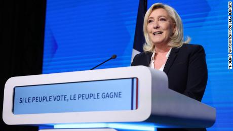 Marine Le Pen se dirige a sus seguidores el domingo después de la primera vuelta de las elecciones presidenciales francesas.