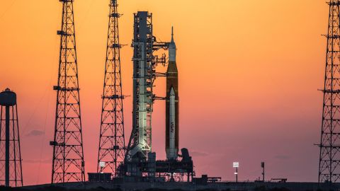 La pila de cohetes Artemis I se puede ver al amanecer del 21 de marzo en el Centro Espacial Kennedy en Florida. 