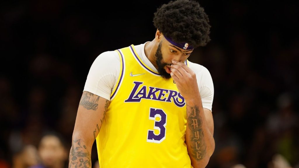 Los Lakers de Los Ángeles quedaron eliminados del partido de play-off, perdiendo ante los Suns de Phoenix, con victoria de los Spurs de San Antonio.