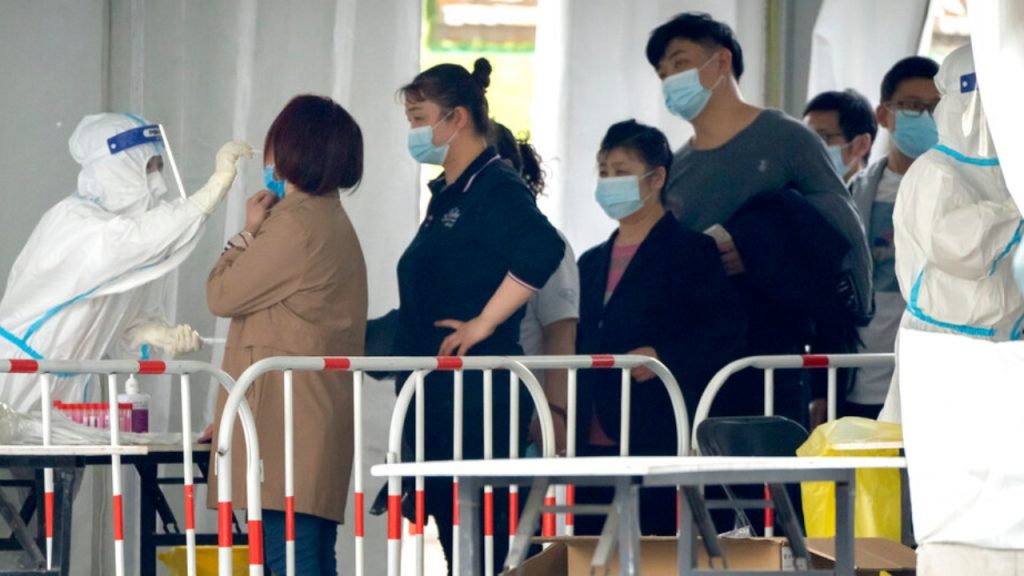 Los casos de COVID en Beijing llevan a los funcionarios a suspender el estudio y realizar pruebas masivas