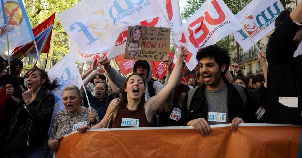 Los opositores de extrema derecha de Francia protestan cuando la campaña electoral entra en la semana final