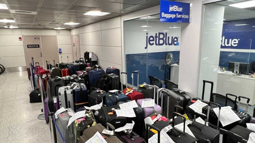 Los problemas de viaje para los clientes de JetBlue continúan en Boston, en todo EE. UU.